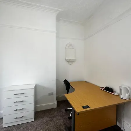 Le Crescent Lodge, , Homestay Middlesbrough