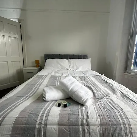 Le Crescent Lodge, , *