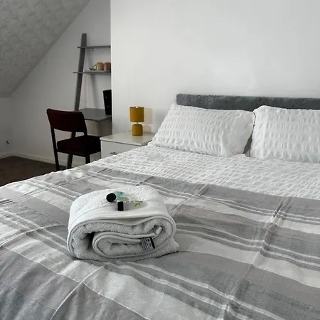 Le Crescent Lodge, , *