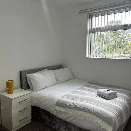 Le Crescent Lodge, , * Middlesbrough